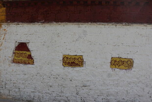 墙面旧损的装饰痕迹