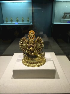 金色佛像展示于展台上