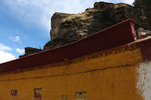 藏式建筑与远处山峦景观