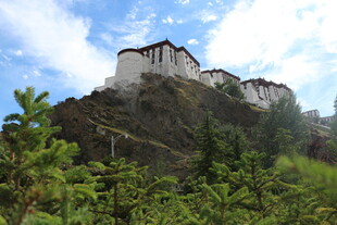 山巅上的古老宏伟建筑