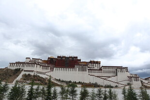 雄伟布达拉宫 云雾缭绕