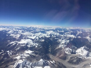 高空俯瞰壮丽雪山景观
