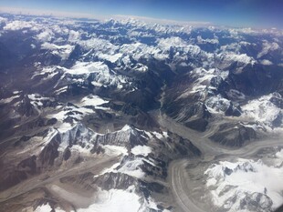 高空俯瞰壮丽雪山景观
