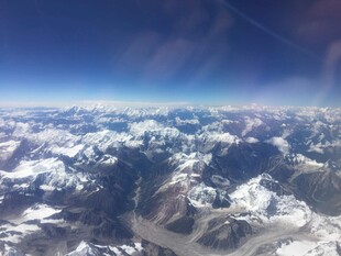 高空俯瞰壮丽雪山景观