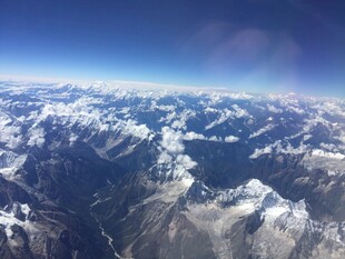 高空俯瞰壮丽雪山景色