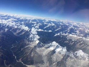 高空俯瞰壮丽雪山景观