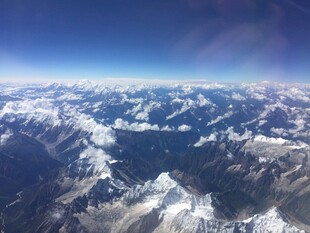 高空俯瞰壮丽雪山景观