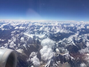 高空俯瞰壮丽雪山景观