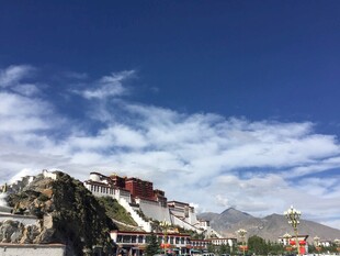 布达拉宫蓝天白云下的壮丽