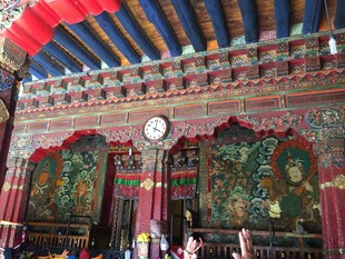 传统中式庙宇内部景象