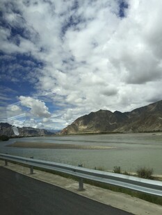 公路旁的山水风光景色