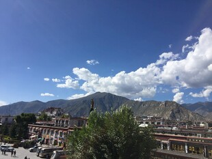 蓝天白云下的山城风景