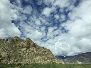 高山云海壮丽自然景观