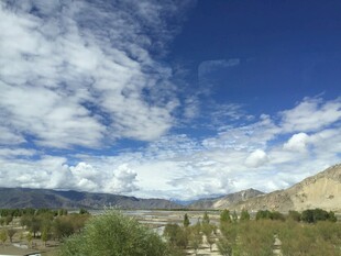 蓝天白云下的山川美景