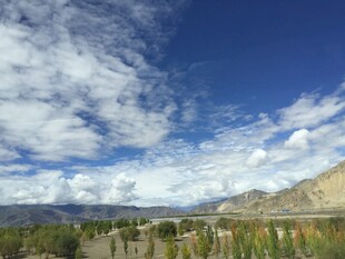 蓝天白云下的山间美景