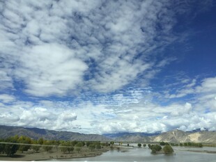 蓝天白云下的美丽山水景