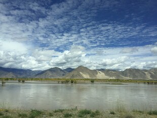 湖畔蓝天雪山美景