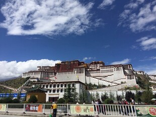 壮丽布达拉宫蓝天白云下