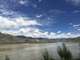 蓝天白云下的壮阔水域