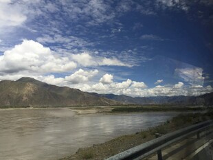 公路旁的开阔山水风景
