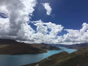 高原蓝湖与壮丽天空景观