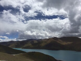 西藏壮美湖泊与山峦风光