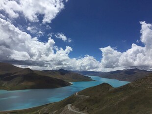 西藏壮美湖泊与蓝天白云