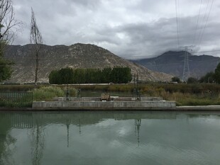 宁静山水间的静谧湖泊