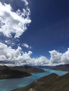 湛蓝天空下的壮美湖泊