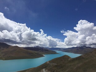 高原蓝湖与壮丽云天