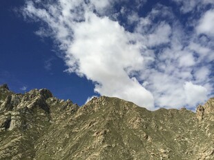 蓝天白云下的巍峨山峰