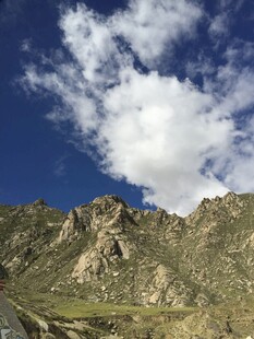 蓝天白云下的壮美山峦