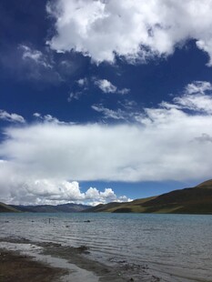 蓝天白云下的静谧湖水