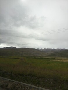 阴天下的广袤草原景色