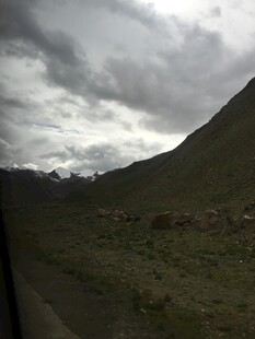 山间阴云密布的自然景致