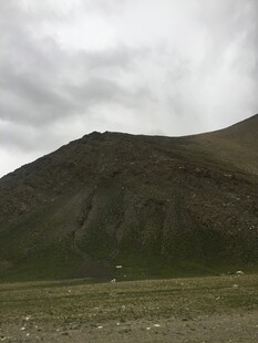 阴天下的山峦景色