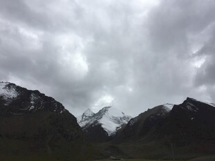 阴云下的巍峨山脉