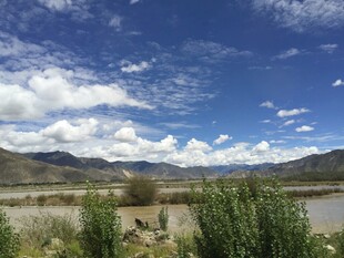 蓝天白云下的河畔风光