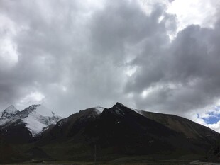 乌云下的巍峨雪山