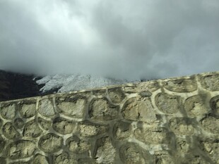 石墙后的阴沉天空与远山
