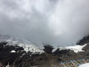 雪山下的经幡景观