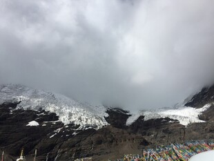 雪山云雾环绕壮丽景致