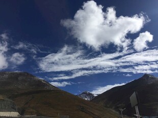 蓝天白云下的壮美山峦