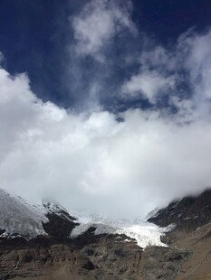 雪山云海壮丽自然景观