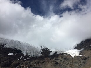 雪山云海壮丽自然景观