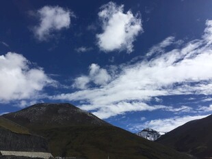 蓝天白云下的壮丽山峦