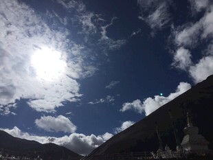 蓝天雪山间的耀眼阳光