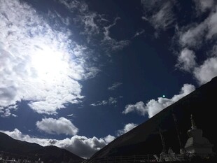 蓝天暖阳下的壮丽山景