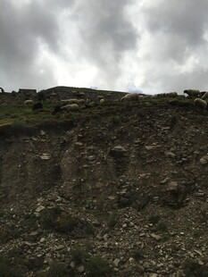 阴天下的荒芜山地景观
