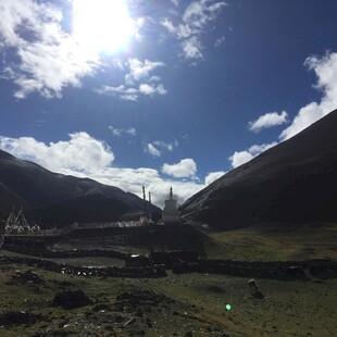 蓝天白云下的山间美景